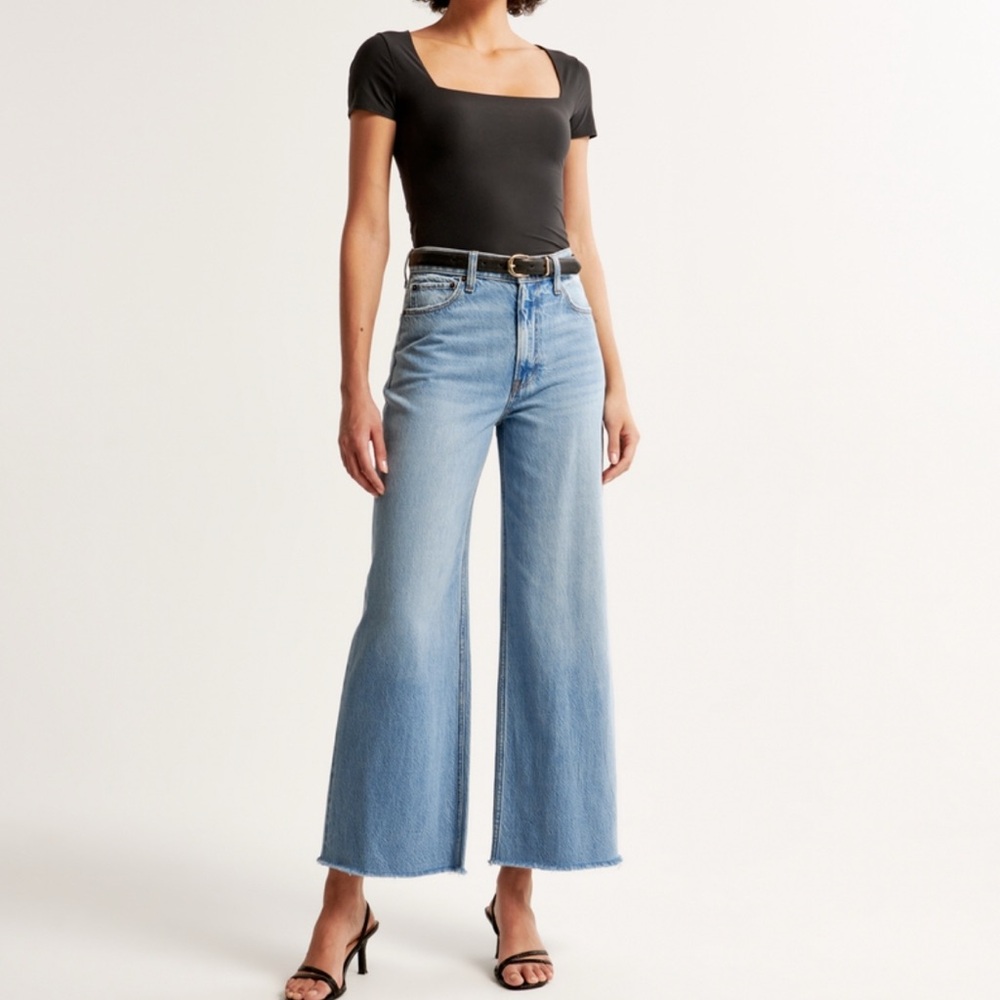 NWT High Rise Cropped Wide Leg Jean